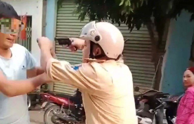 Tạm giữ đối tượng cầm đầu, hô hào, đuổi đánh cán bộ CSGT ở Hà Giang