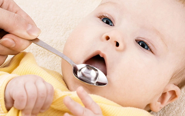 Tại sao trẻ trên 6 tháng tuổi mới cần uống nước?