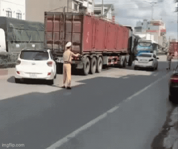 Phát hoảng trước pha lùi xe tốc độ cao bỏ chạy khi gặp