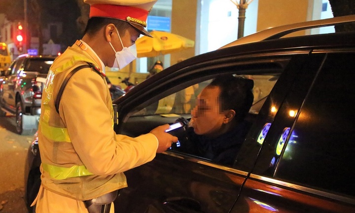 Mức phạt tài xế ô tô không chấp hành thổi nồng độ cồn mới nhất năm 2023