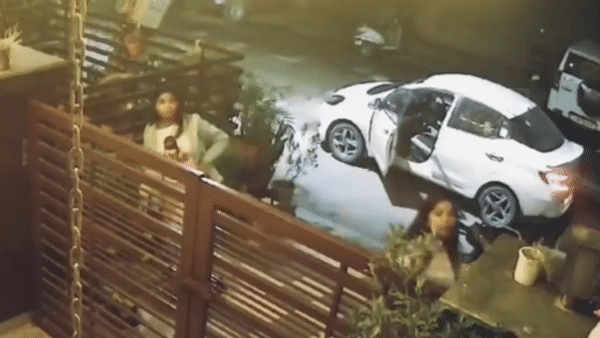 Video: 2 cô gái đi ô tô có hành động  "đáng xấu hổ " trước ống kính camera