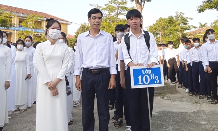 Nghe tiếng kêu cứu thất thanh, thầy giáo dạy Toán bất chấp nước chảy xiết, cứu người trong lũ dữ