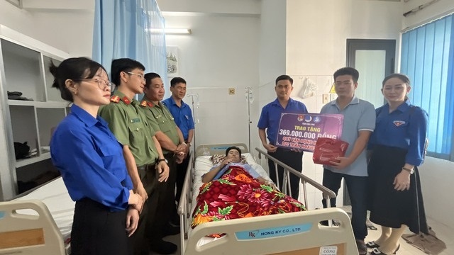 Tin thời sự nóng mới nhất ngày 2/12: Trao Huy hiệu 
