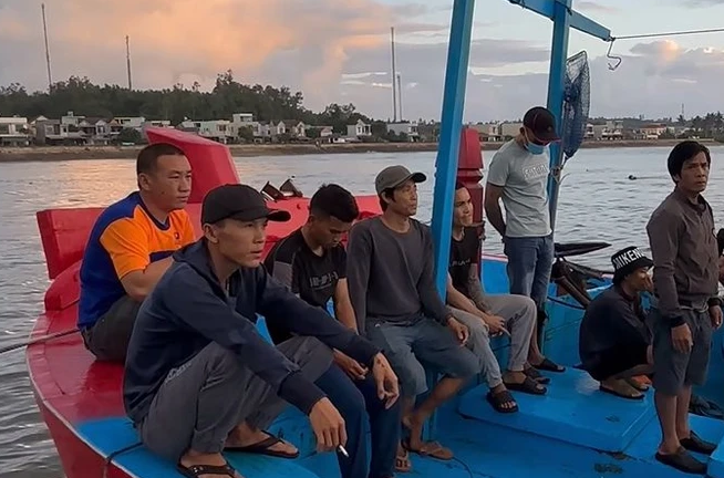 Tin thời sự nóng mới nhất ngày 6/12: Đưa 11 ngư dân Quảng Ngãi bị chìm tàu trên biển vào bờ an toàn