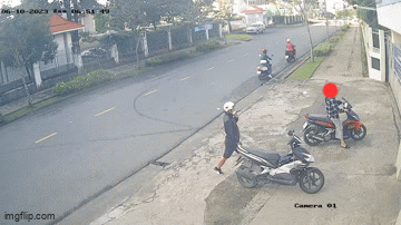 Vụ người phụ nữ bị kẻ lạ mặt hành hung trước cổng trường ở TP.HCM: Camera ghi lại gì?