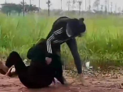 Vụ nữ sinh lớp 8 bị đánh hội đồng, lột áo giữa công viên ở Long An: Người thân tiết lộ gì?