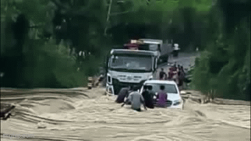 Xe Mercedes bị lũ cuốn trôi ở cầu tràn Thác Ngựa, tài xế 20 tuổi nhảy ra ngoài thoát nạn