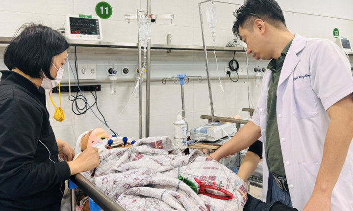 Vụ sập trần gỗ lớp học ở Nghệ An: Nữ sinh lớp 11 bị liệt hoàn toàn vận động, khả năng phục hồi kém