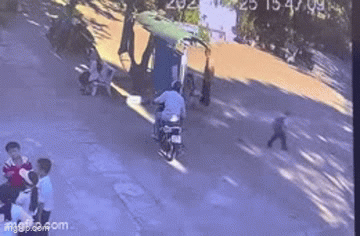 Danh tính người đàn ông vào tận sân trường, bế học sinh lớp 1 lên xe máy ở Bình Thuận