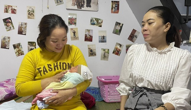 Nghe tiếng trẻ con khóc lúc nửa đêm, đôi vợ chồng có hành động vội vã ngay sau khi mở cửa