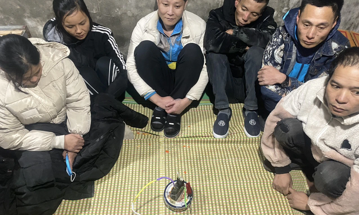 Bắt quả tang 2 cô gái cùng 4 người đàn ông làm