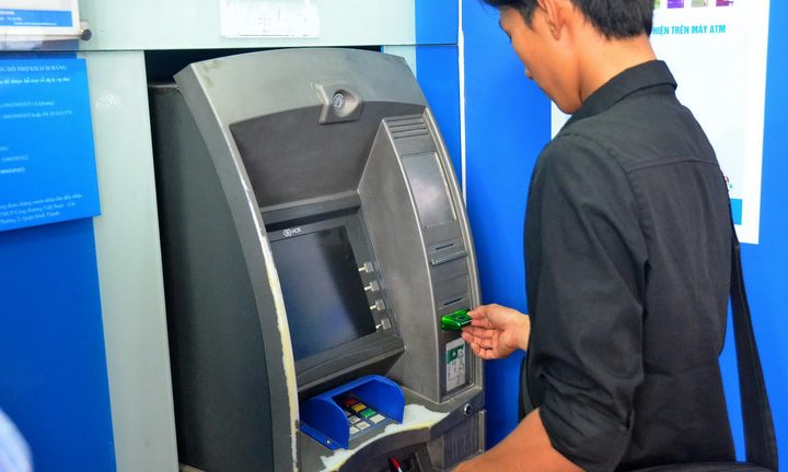 Thủ tướng yêu cầu đảm bảo nhu cầu rút tiền mặt qua ATM của người dân trong dịp Tết
