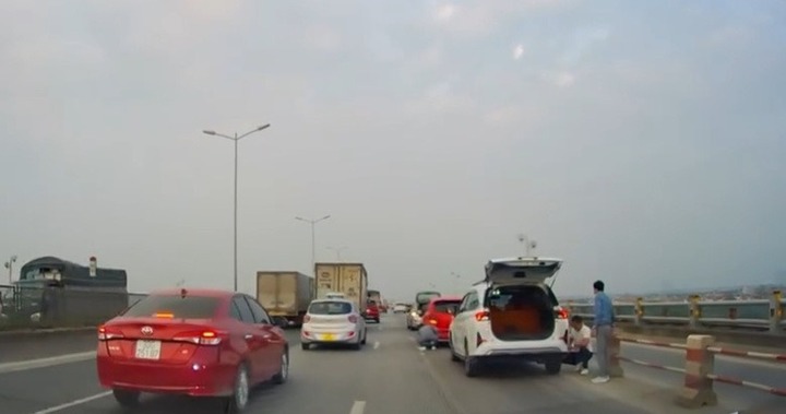 Tin thời sự nóng mới nhất ngày 7/1: Nguyên nhân khiến nhiều xe ô tô bị nổ lốp trên cầu Thanh Trì