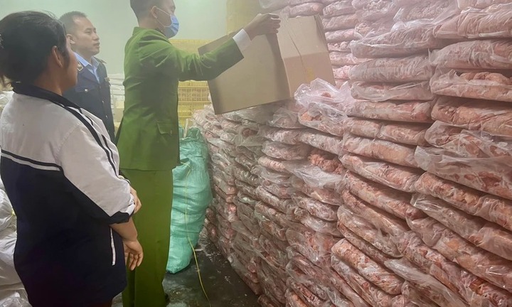 Tin thời sự nóng mới nhất ngày 18/1: Gần 6 tấn mỡ bò không nguồn gốc chuẩn bị đưa ra thị trường dịp Tết