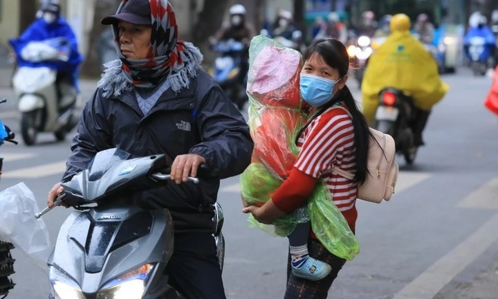 Trời rét dưới 10 độ C, nhiều học sinh tiểu học ở Hà Nội vẫn đến trường