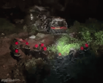 Video: Lực lượng cứu hộ xuyên đêm cứu hàng chục người mắc kẹt trong xe khách lao xuống vực ở cao tốc La Sơn- Túy Loan
