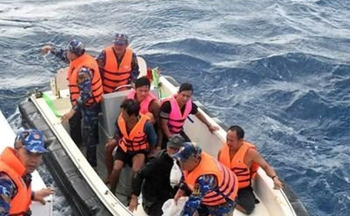 Tàu Hải quân cứu thành công 5 ngư dân Bình Định gặp nạn trên biển