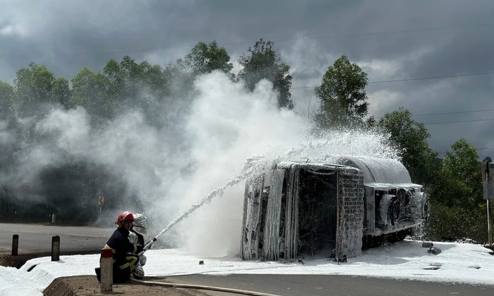 Tin thời sự nóng mới nhất ngày 30/1: Xe bồn chở gần 12.000 lít xăng bốc cháy trên đèo M’Drắk