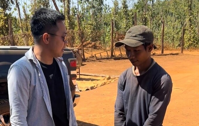 Tông vào ô tô đậu ven đường, chàng trai Ê Đê ngồi chờ 2 tiếng để gửi tiền bồi thường