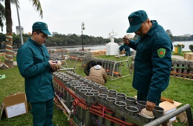 Cận cảnh bên trong trận địa pháo hoa đêm giao thừa tại Hà Nội