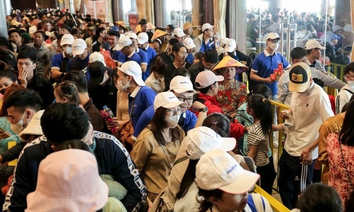 Hàng vạn du khách 