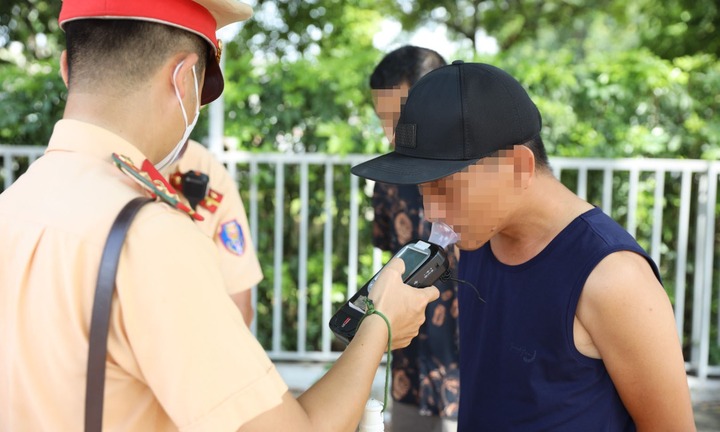 Báo chốt, chỉ điểm chốt CSGT đang thực hiện nhiệm vụ có thể bị phạt đến 20 triệu đồng