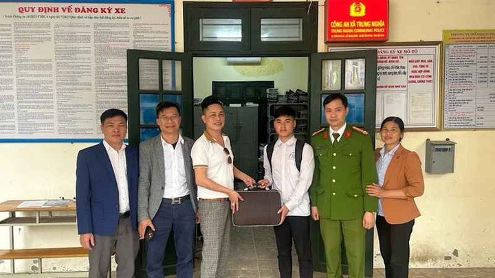 Nhặt được 600 triệu đồng trên đường đi học về, nam sinh trả lại người đánh rơi