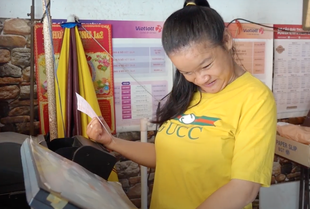 Cô gái khuyết tật bán vé số kiếm tiền nuôi mẹ già, giúp đỡ chị gái học đại học