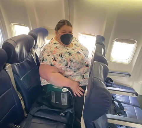 Tranh cãi người ngoại cỡ phải trả phí gấp đôi khi đi máy bay