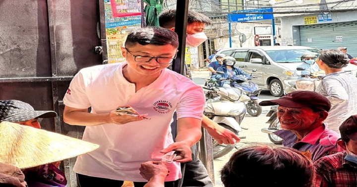 Ấm lòng với quán buffet 1.000 đồng của 9X tại TP. HCM