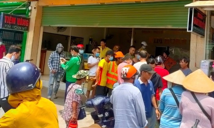 Xin đeo thử nhẫn vàng rồi bỏ chạy, tên cướp bị con trai chủ tiệm đuổi theo đạp đổ xe