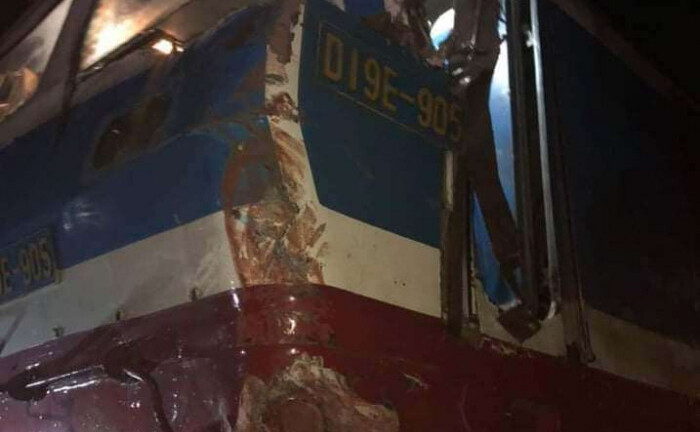 Tin tức tai nạn giao thông ngày 16/5: Lao lên đường ray, container bị tàu hoả đâm biến dạng
