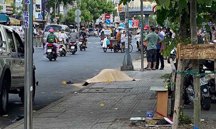 Vụ người đàn ông mặc áo GrabBike bị đâm tử vong trước cổng bệnh viện: Nhân chứng nói gì?