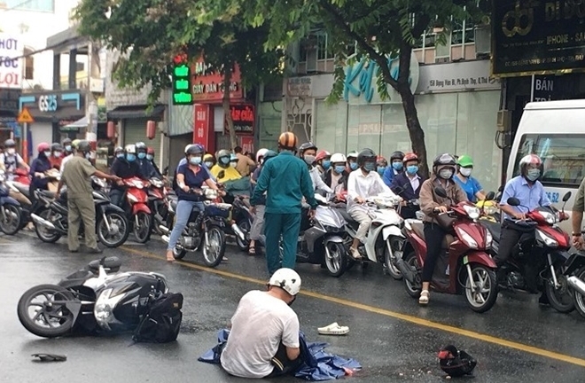 Tin tức tai nạn giao thông ngày 18/5/2021: Cha vật vã ôm thi thể con gái sau va chạm