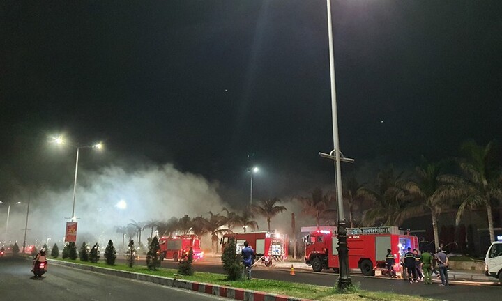 Cháy quán bar ngầm Sands Bay Club, khói đen bốc lên nghi ngút