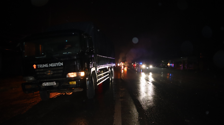 Xe tải va chạm xe máy trong đêm, 2 người chết