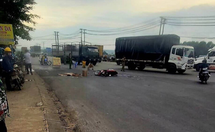 Cha gào khóc thảm thiết bên thi thể con gái 10 tuổi sau tai nạn