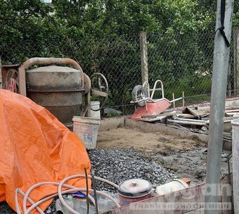 Đang phụ hồ, người đàn ông bất ngờ ngã xuống đất tử vong lúc trời mưa