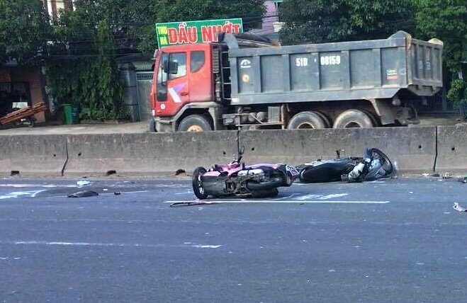 Xe máy tông nhau kinh hoàng, thanh niên văng vào dải phân cách tử vong