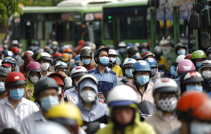 Ùn ứ hàng ngàn người, tiếp tục