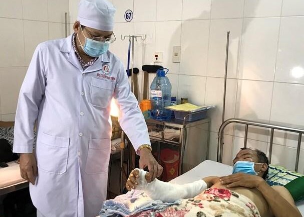 Vụ đang ngồi ăn cơm, người đàn ông bị 3 kẻ lạ lao vào chém gục: Nạn nhân kể gì?