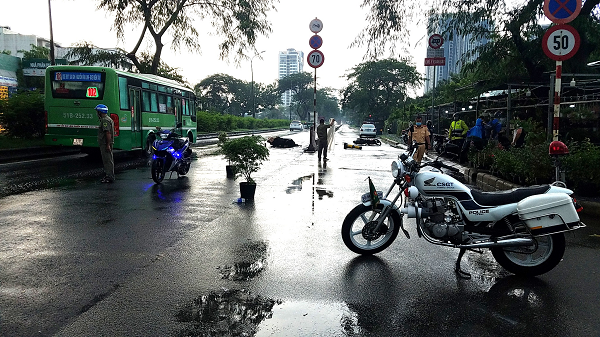 Văng vào làn ô tô sau tai nạn, người đàn ông nước ngoài tử vong