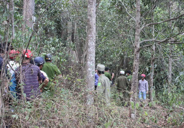 Đi rừng, kinh hãi phát hiện thi thể nằm trên đường mòn