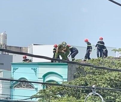 Khống chế thanh niên cầm dao, đá leo lên nóc nhà luôn miệng la hét