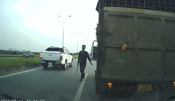 Lái xe tải tạt đầu, rút hung khí đe doạ tài xế ô tô con trên cao tốc lĩnh cái 