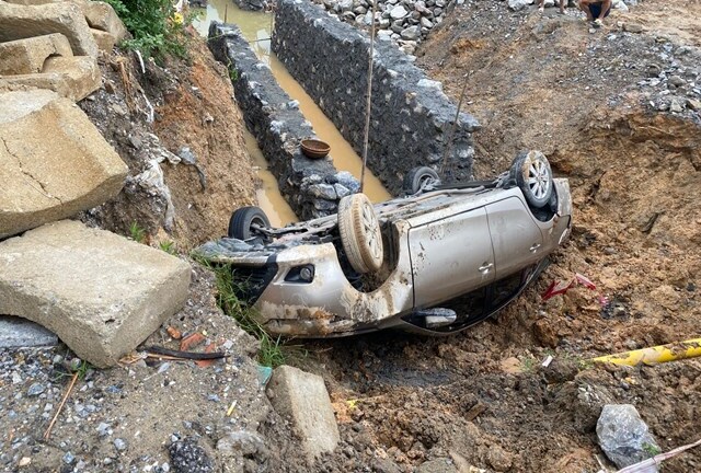 Tin tức tai nạn giao thông ngày 26/6: Ô tô bay thẳng xuống cống ở Quảng Ninh