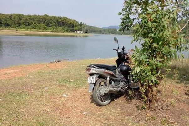 Đi dạo, kinh hãi phát hiện thi thể nổi trên mặt hồ: Bí ẩn chiếc xe máy tại hiện trường