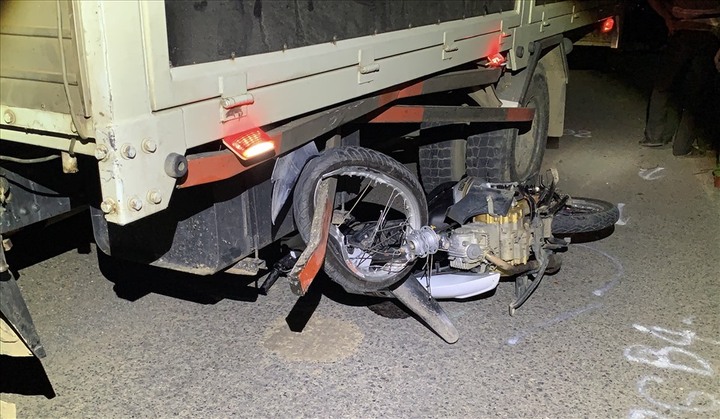 2 thanh niên văng xuống đường tử vong sau va chạm kinh hoàng