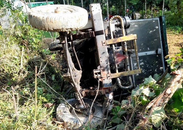Tin tức tai nạn giao thông ngày 14/7/2021: Công nông tuột dốc va máy cày, 1 người chết