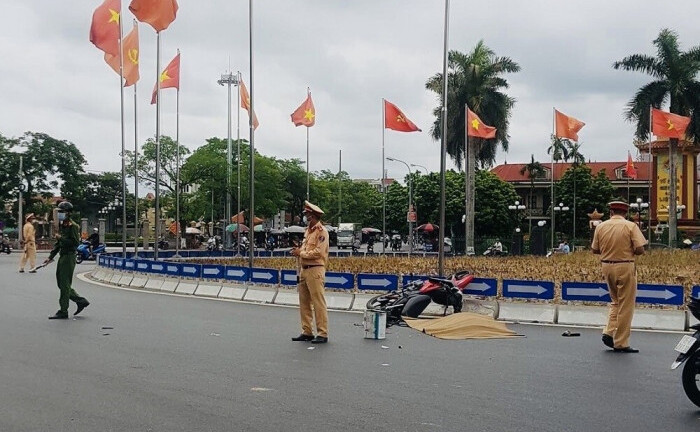 Tin tức tai nạn giao thông ngày 19/7/2021: Thiếu nữ 17 tuổi tử vong thương tâm sau va chạm container